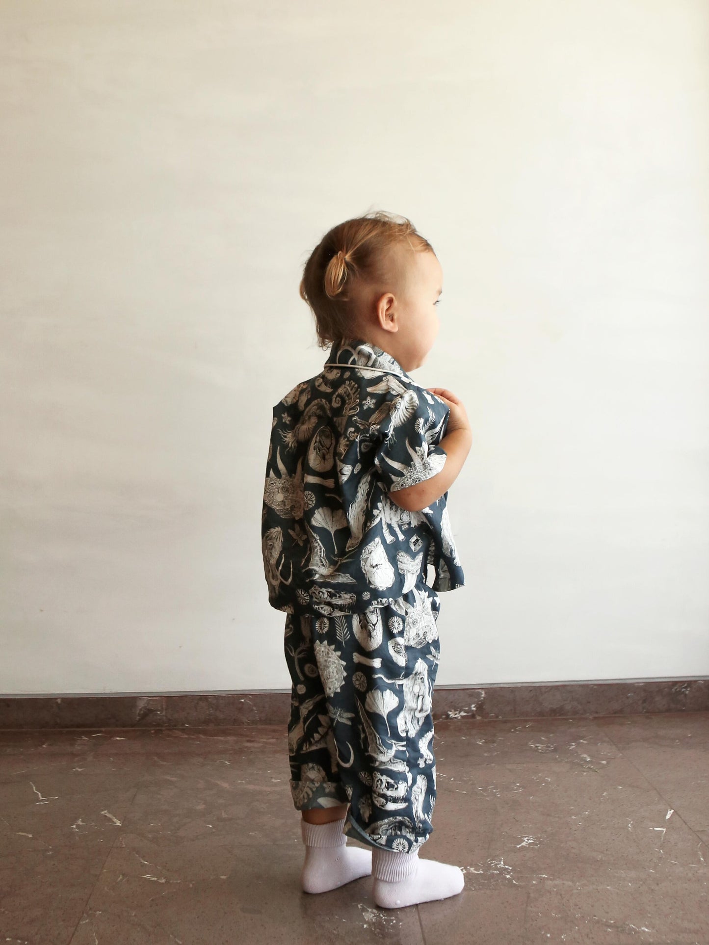 Ideal for cozy nights as well as adventurous days for all of your little dinosaur enthusiasts out there - no matter boys and girls. The high-quality Pyjama-Set comes with the famous prehistoric illustration by Tattoo-Artist Suflanda.