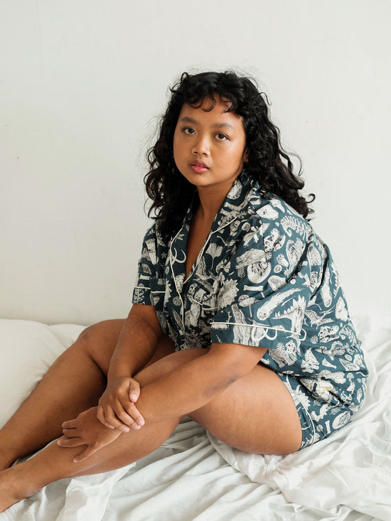 The high-quality womens Pyjama comes with prehistoric dinosaurier illustrations from tattoo - artist Suflanda. The short Sleeve Shirt For warm summer nights and the elasticated waist band and the short pants makes them perfect to roll around in your bed. It is available from S to XXL