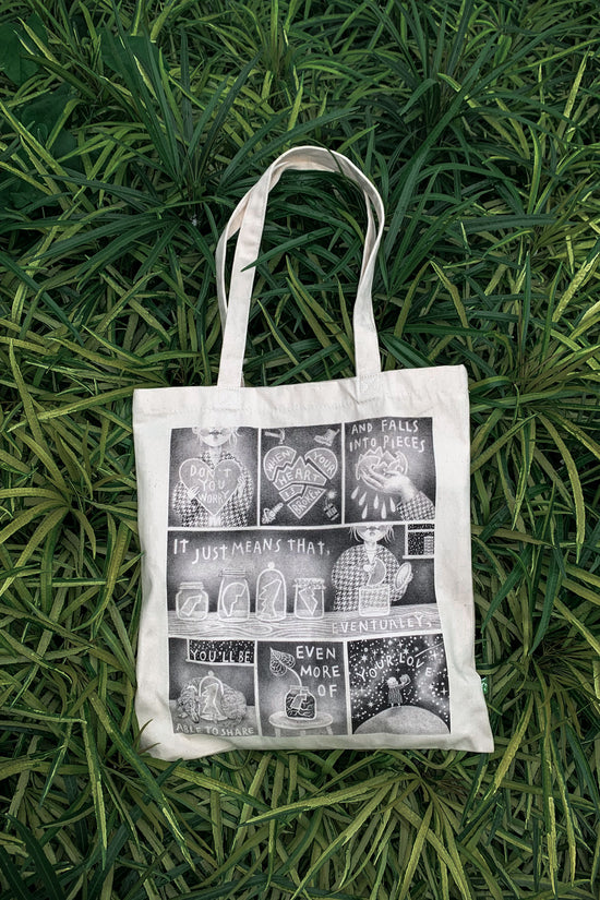 Laden Sie das Bild in den Galerie-Viewer, Our tote bag is made from heavy cotton canvas and makes a perfect bag for every occasion. It is hard wearing and has a handle that can be carried over the shoulder or in the hand. It features suflandas print ‘a little pencil story’ . For every bag sold, we will donate 5€ to Balipockets e.V. (gem.).
