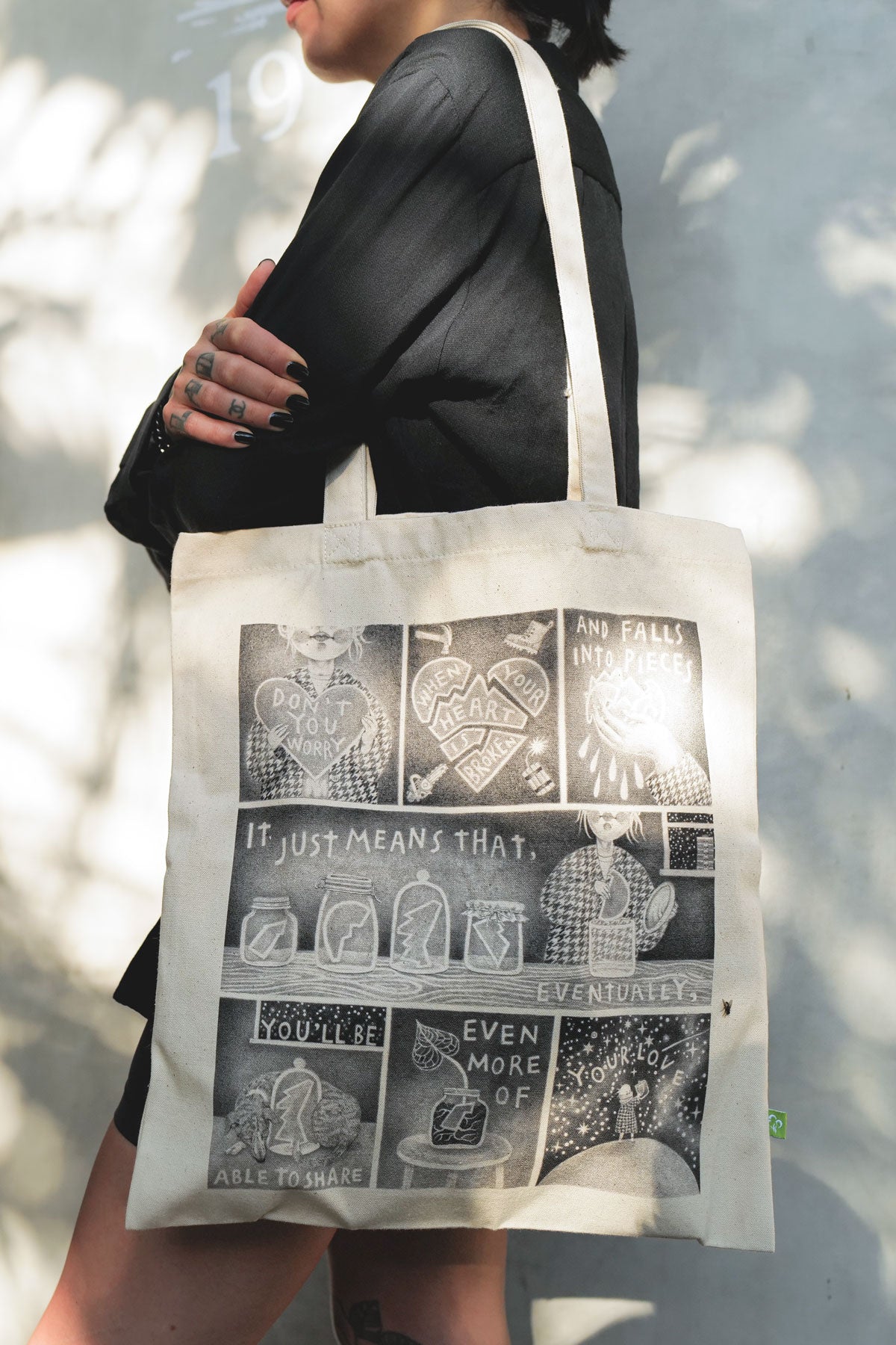 Laden Sie das Bild in den Galerie-Viewer, The tote bag is made from heavy cotton canvas and makes a perfect bag for every occasion. It is hard wearing and has a handle that can be carried over the shoulder or in the hand. It features suflandas print ‘a little pencil story’ . For every bag sold, we will donate 5€ to Balipockets e.V. (gem.).

