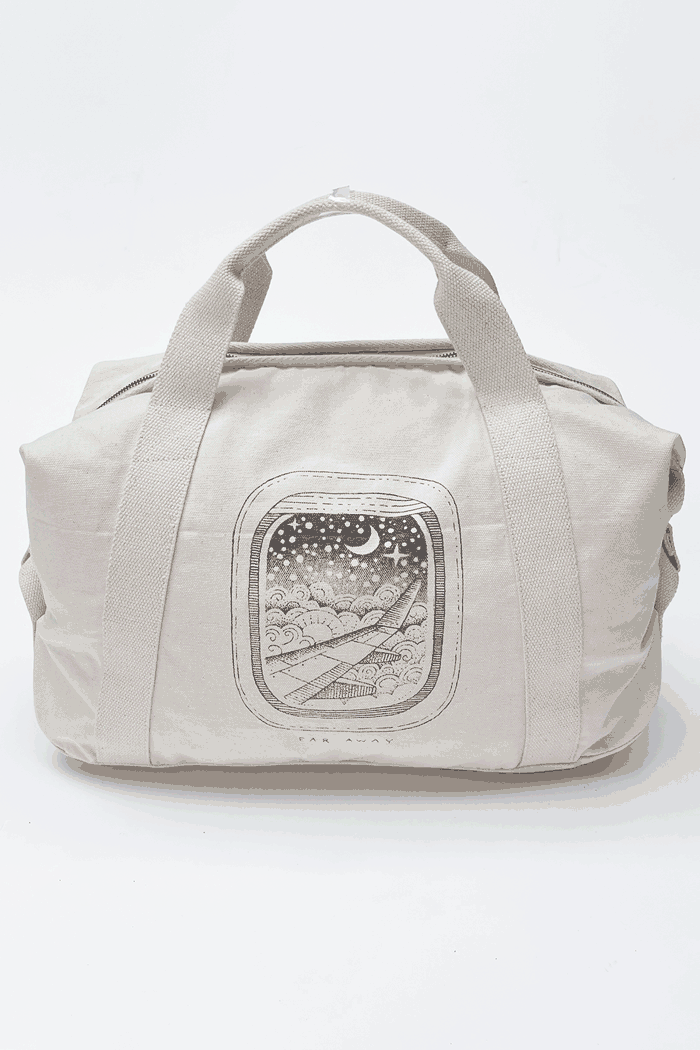 Durable and large enough to carry everything you need for a weekend away, a sweaty gym session or just everyday life - the “Far away” weekender is your perfect companion! It features the beautiful pencil illustration “far away” by Suflanda on the front, and our big hug vintage airmail branding on the back.