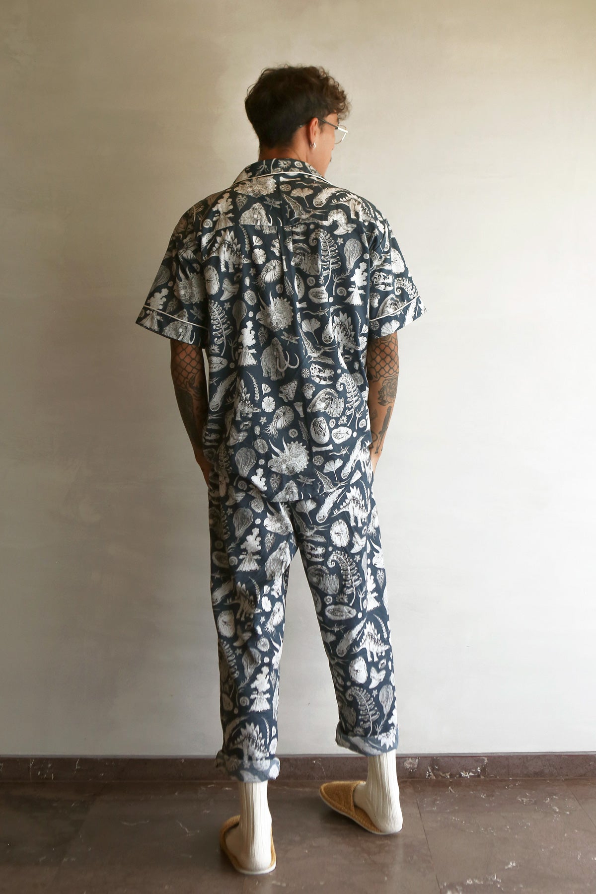 Laden Sie das Bild in den Galerie-Viewer, Inspired by the beautiful prehistoric dinosaurier illustration by Tattoo-Artist Suflanda this Mens Pyjama Set guarantes sweet dreams combined with vintage 60’s design.
