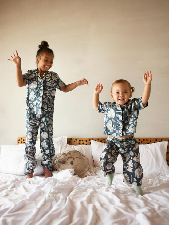 Ideal for cozy nights as well as adventurous days for all of your little dinosaur enthusiasts out there - no matter boys and girls. The high-quality Pyjama-Set comes with the famous prehistoric illustration by Tattoo-Artist Suflanda.