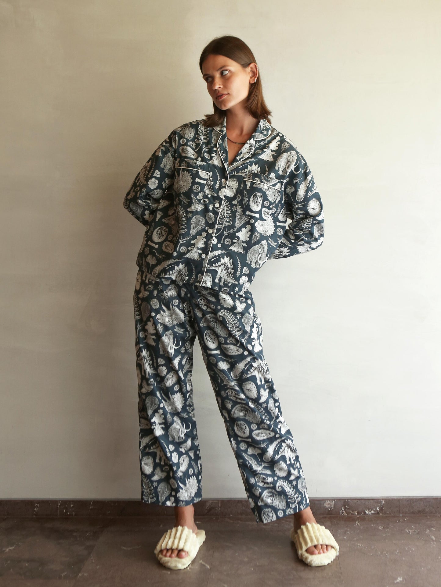 Laden Sie das Bild in den Galerie-Viewer, This high-quality womens Pj features the beautiful prehistoric dinosaurier illustrations by tattoo artist Suflanda. It coomes with boxy shaped long-sleeve shirt and long pants with Elasticated waist with drawstring.
